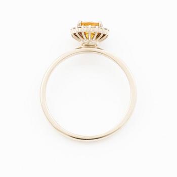 Ring 14K gold with orange sapphire and brilliant-cut diamonds.