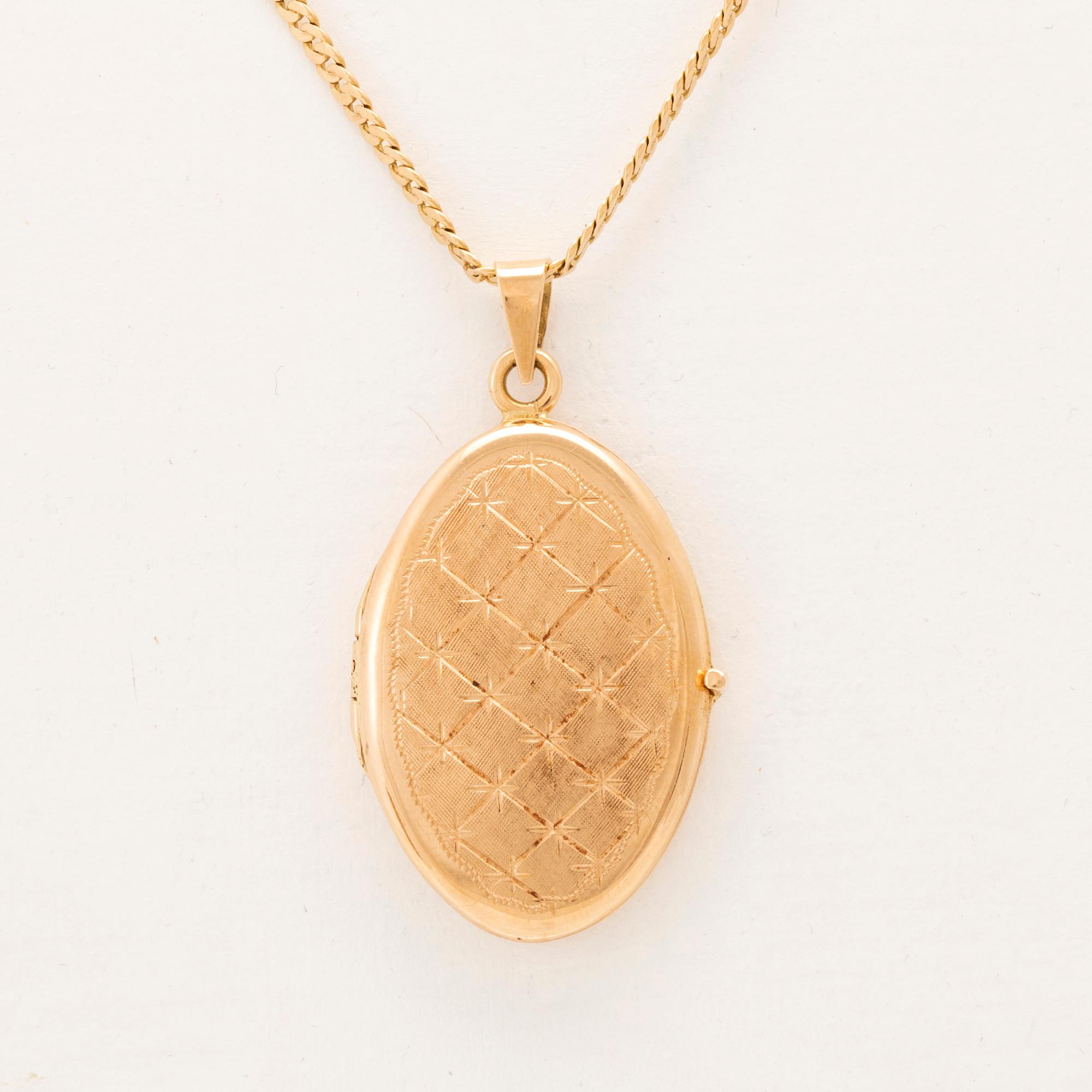 An 18K gold necklace.