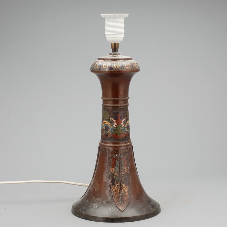 BORDSLAMPA. Cloisonné, brons. Kina, 1900-tal.