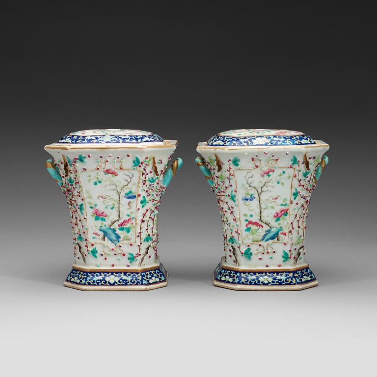 A pair of tulip vases with covers, late Qing dynasty.