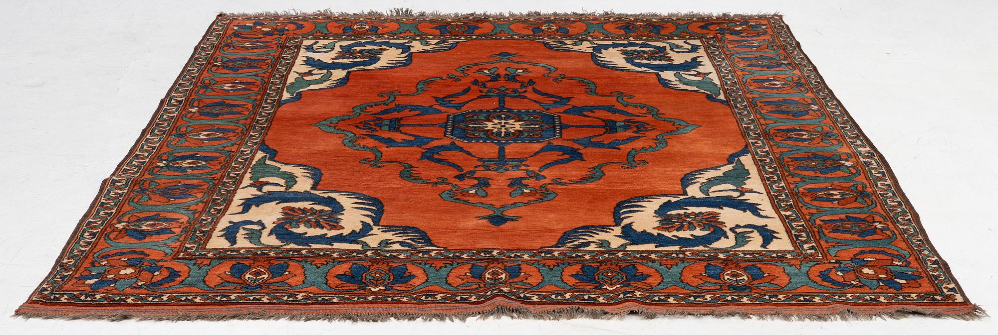 Matta, troligen Dehbaf, ca 266 x 230 cm samt 3-4 cm randig slätväv på varje kortsida.