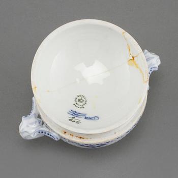 SERVISDELAR, 27 st, porslin, "Musselmalet", Royal Copenhagen, Danmark, 1900-talets andra hälft.