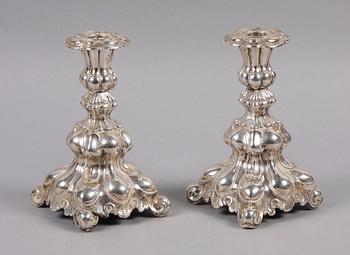 LJUSSTAKAR, ett par, silver, rokokostil. 830S.
