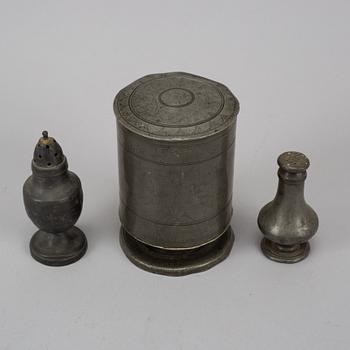 A pewter tobacco box and two shakers, 18th/19th century.