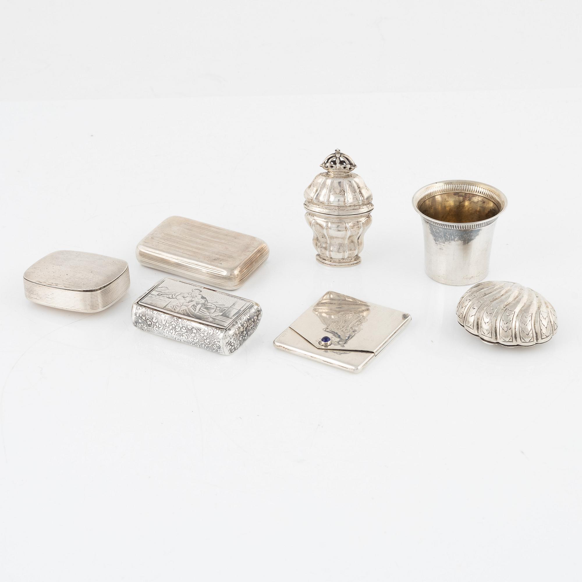 A set of silver boxes and a cup (6 pieces).