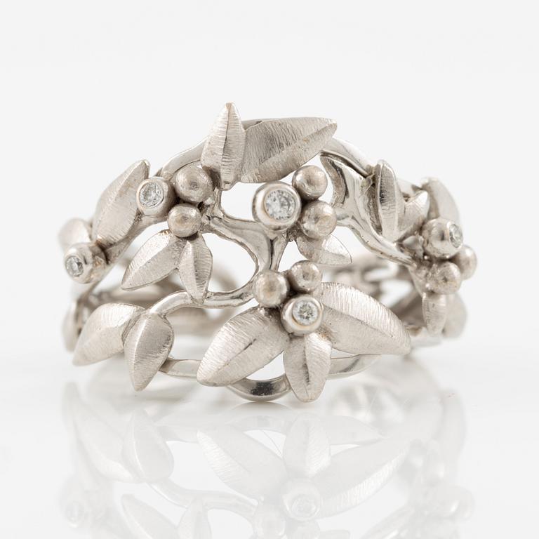Ole Lynggaard, ring, "Spring", 18K white gold with round brilliant-cut diamonds.