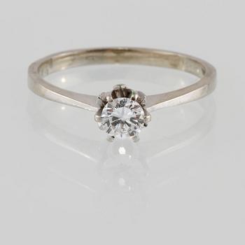 RING, 18K med en briljantslipad diamant 0.36 ct. Vikt 2,8 gram.