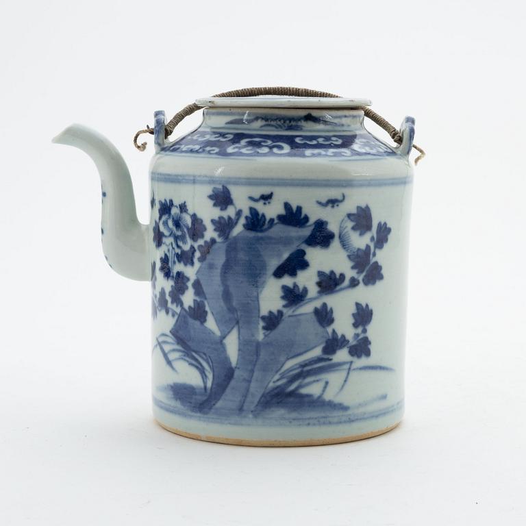 Tekanna med lock och koppar, 2 st, porslin, Kina, 1800-tal resp 1900-tal.