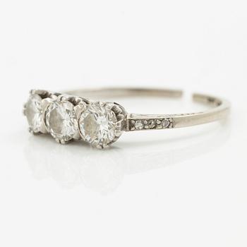 Ring, three-stone ring, 18K white gold set with three brilliant-cut diamonds.