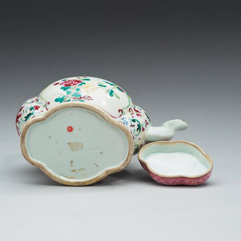 A famille rose teapot, Qing dynasty, 19th Century.