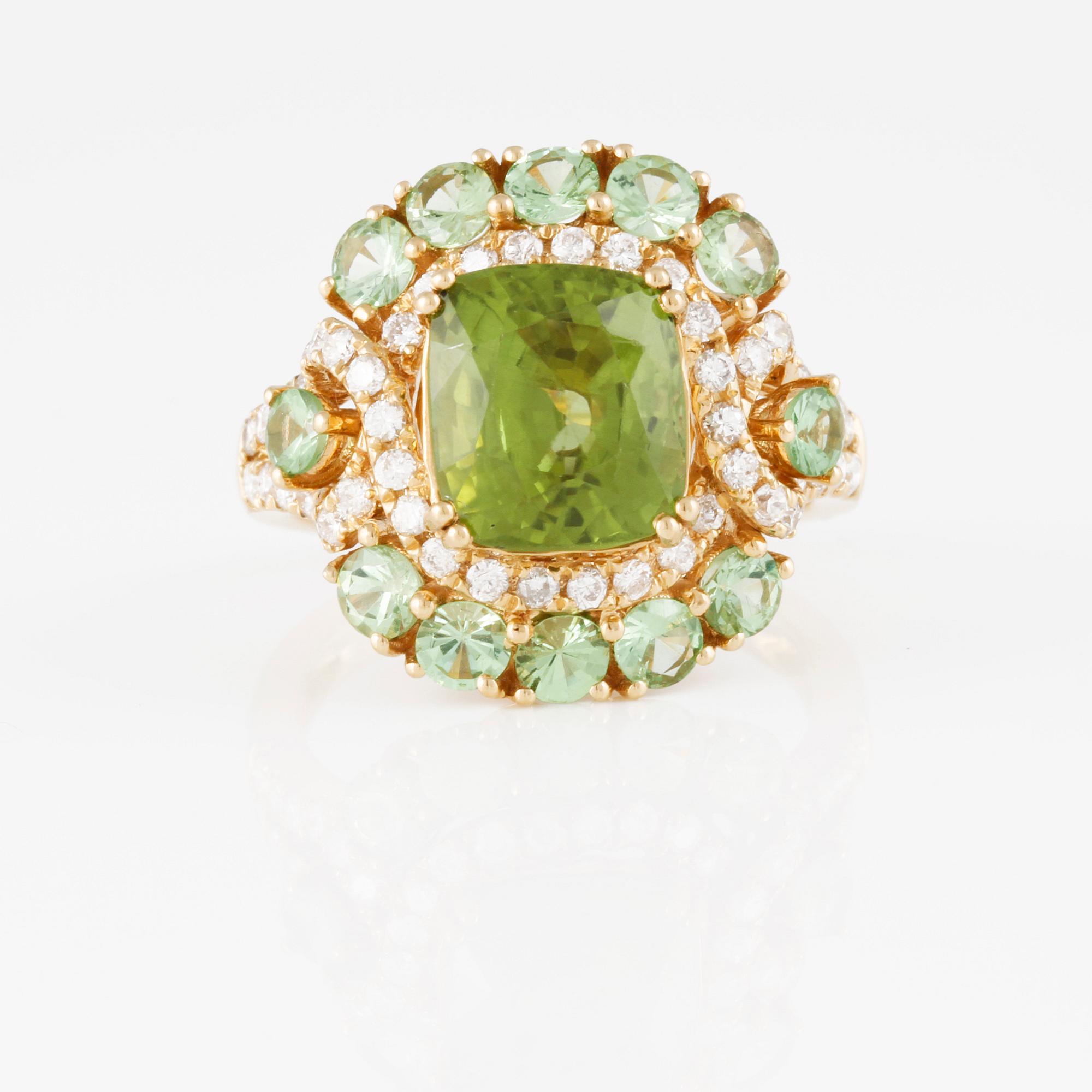 RING, 18K guld med briljantslipade diamanter ca 0.50 ct, samt fasettslipade peridoter ca 3.50 samt grossular ca 1.30.