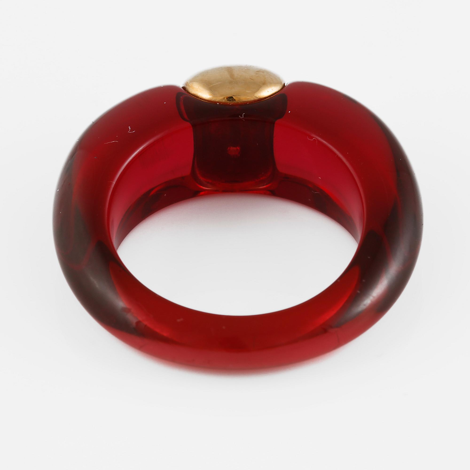 RING, 18K guld med syntetisk rosa harts. Vikt 3,2 gram.