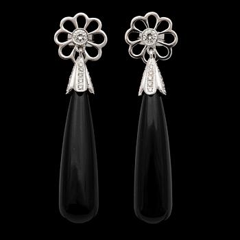 190. A pair of black onyx and brilliant cut diamonds, tot. 0.44 cts.