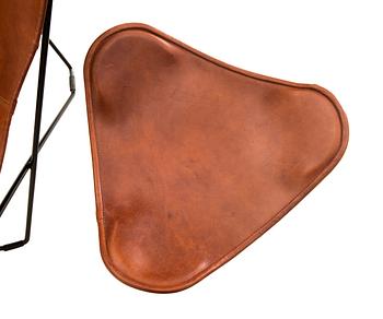 FÅTÖLJ med FOTPALL, sk "Fladdermusfåtölj", säljes till förmån för Barncancerfonden.