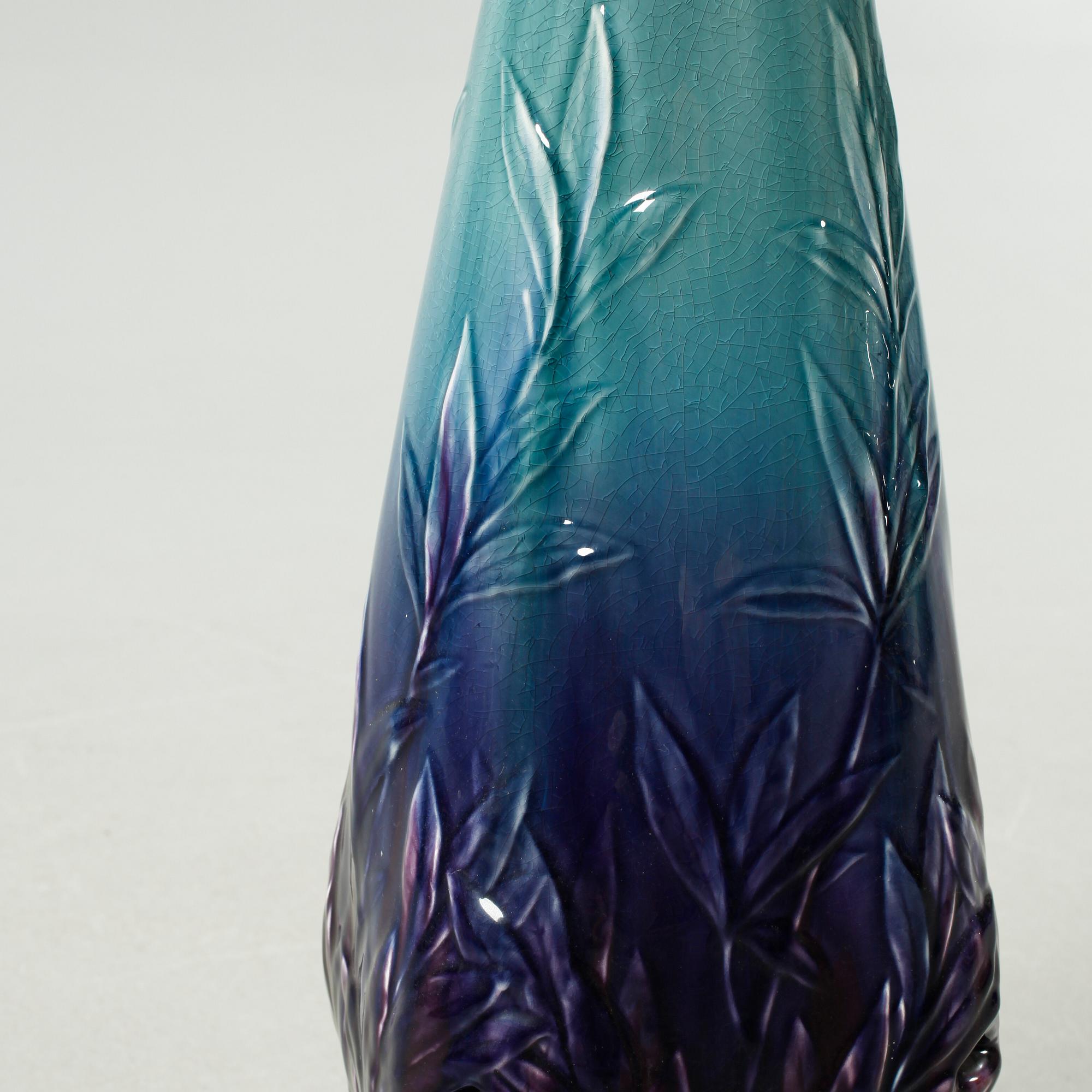 A majolica ware pedestal and a flower pot from Rörstrand, around the year 1900.