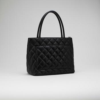 CHANEL, a black leather "Shopping" handbag.