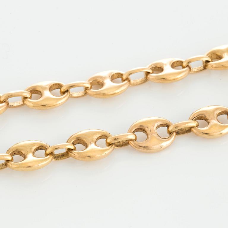 An 18K gold necklace.