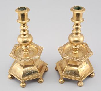 LJUSSTAKAR, ett par, mässing, barockstil, omkring 1900-talets mitt.