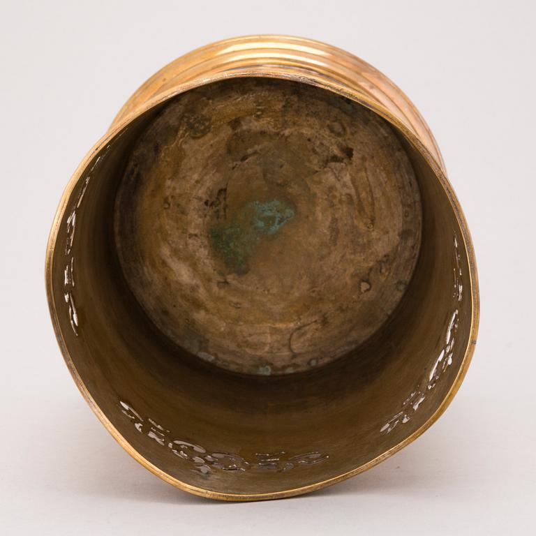 An English Champagne cooler, early 20th century.