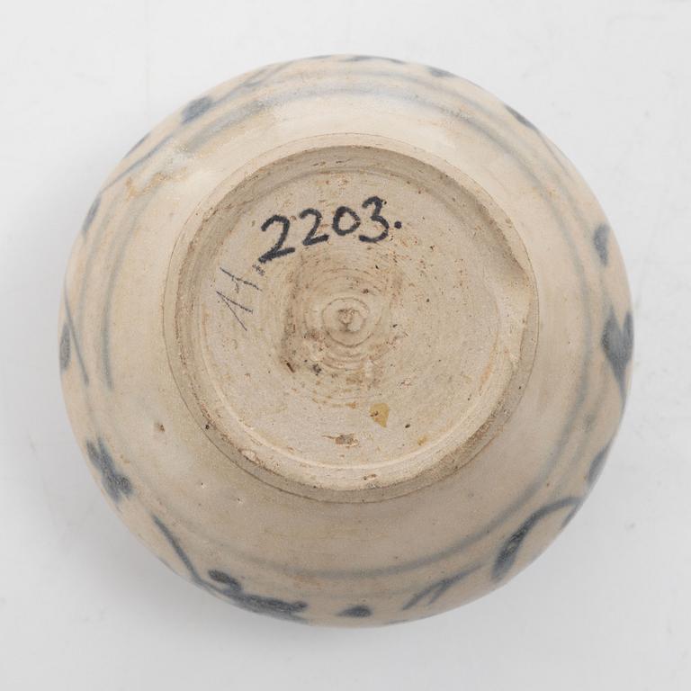 A Chinese blue and white porcelan bowl and a small vase, Ming dynasty (1368-1644).