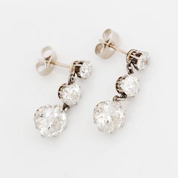 A pair of 18K gold earrings set with old-cut diamonds with a total weight of ca 4.75 cts.