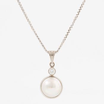 Pendant with chain in 18K gold set with a cultured mabé pearl and a round brilliant-cut diamond.