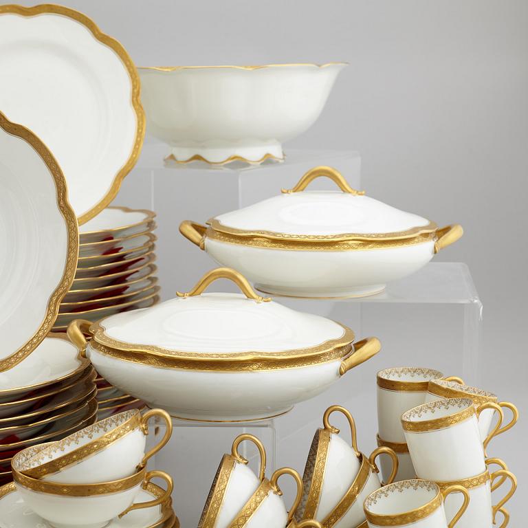 A 185 pcs porcelain dinner service from Frank Haviland, Limoges.