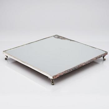 Bordsplateau, tre delar, i argent haché, 1700-tal.