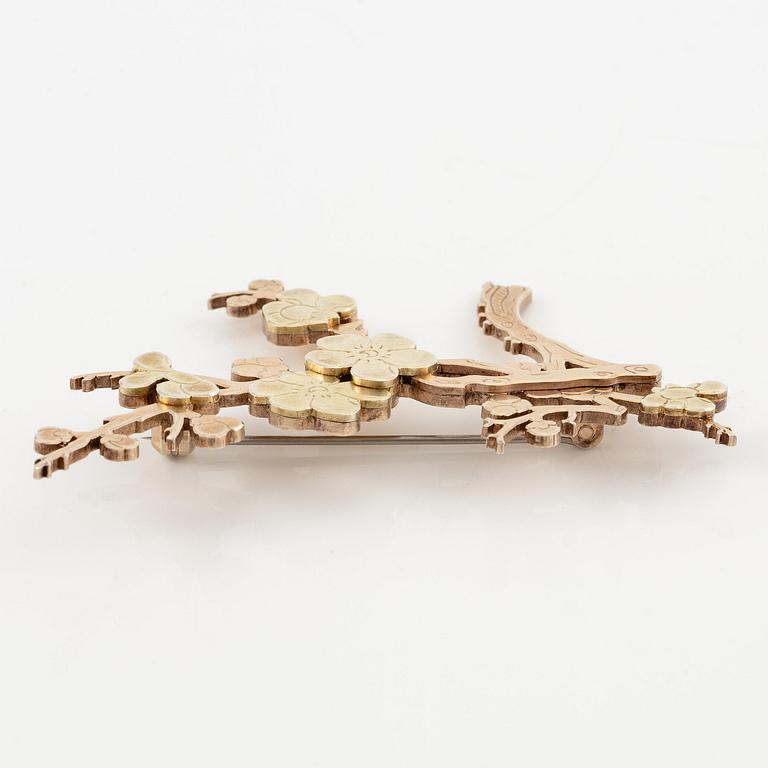 Wiwen Nilsson, brosch, i form av en kvist, förgyllt sterlingsilver, Lund 1969.