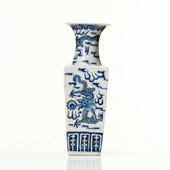 A blue and white vase, Qing dynasty, 19th century.