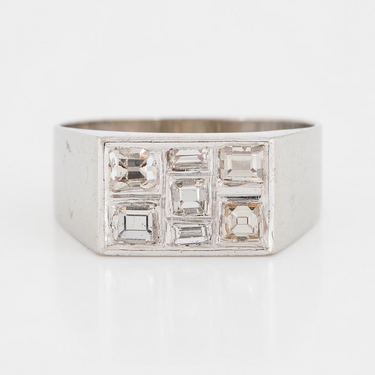 KLACKRING, vitguld med carréslipade diamanter.
