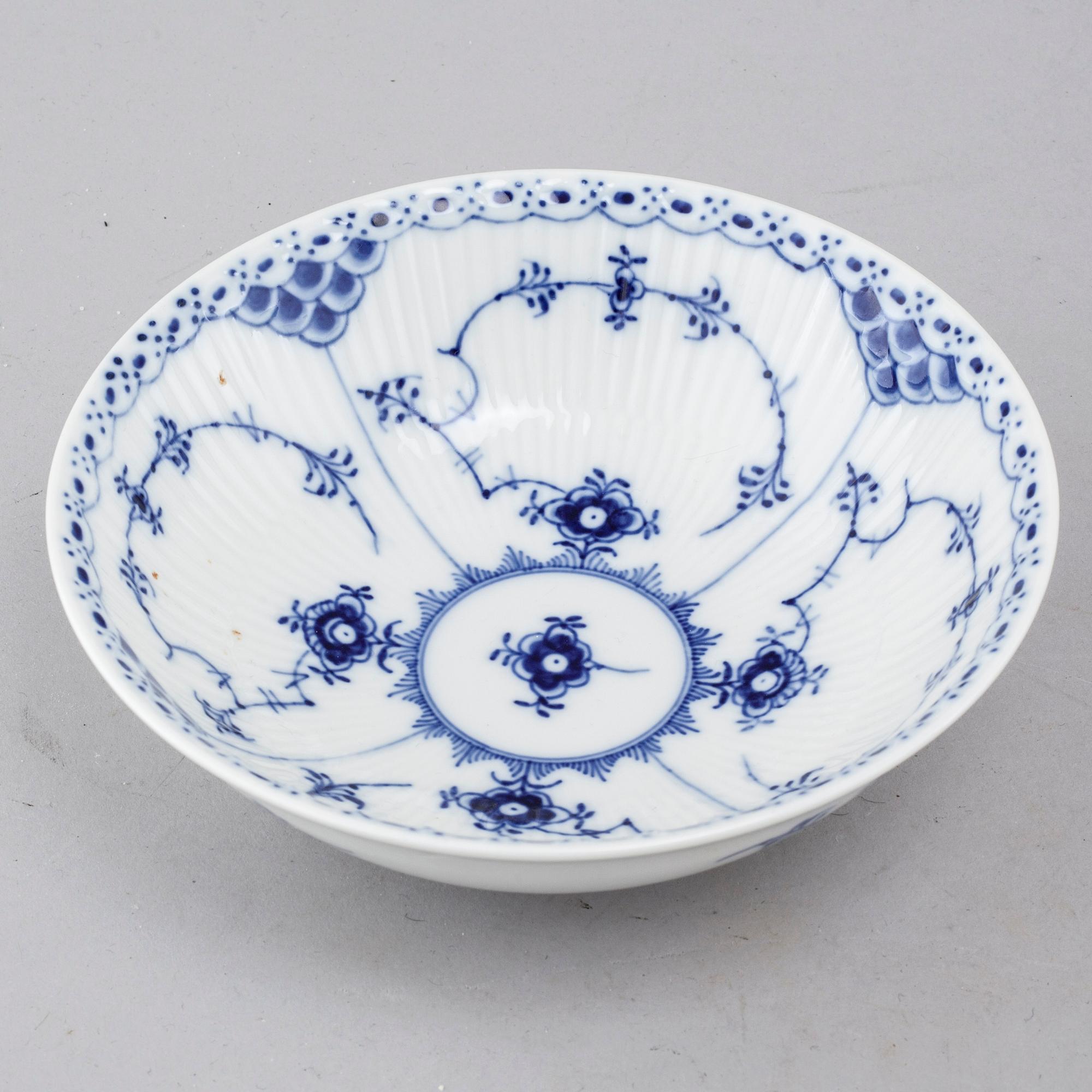 A porcelain tableware set of 69 pcs, "Musselmalet" by Royal Copenhagen, second half of the 20th century.