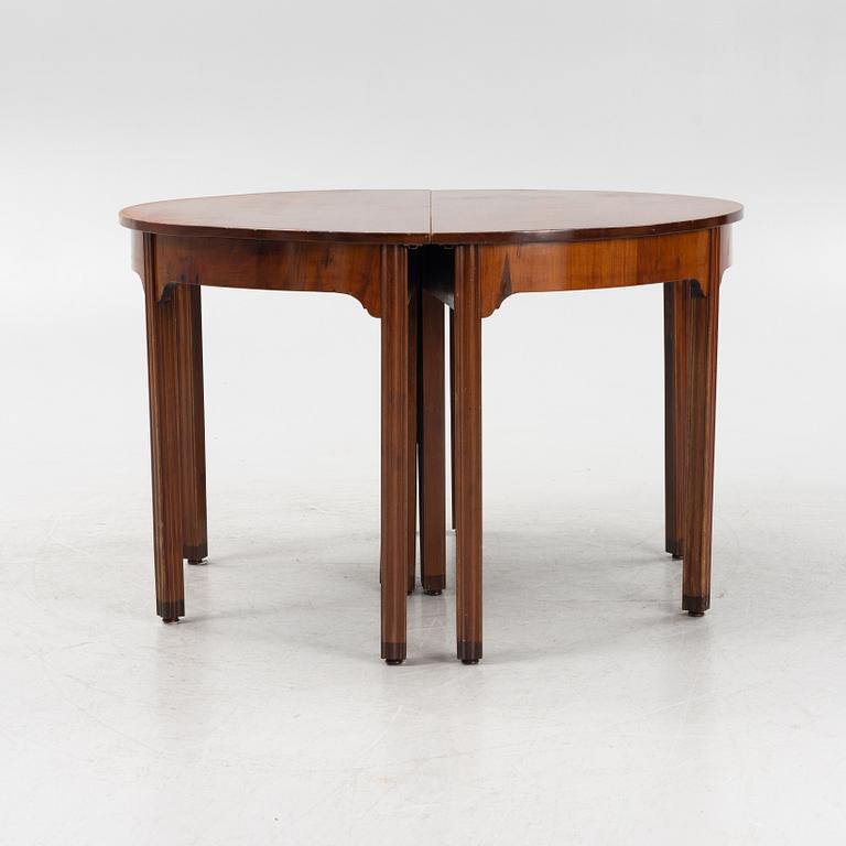 An English mahogany veneered George III style dining table, 19th Century.