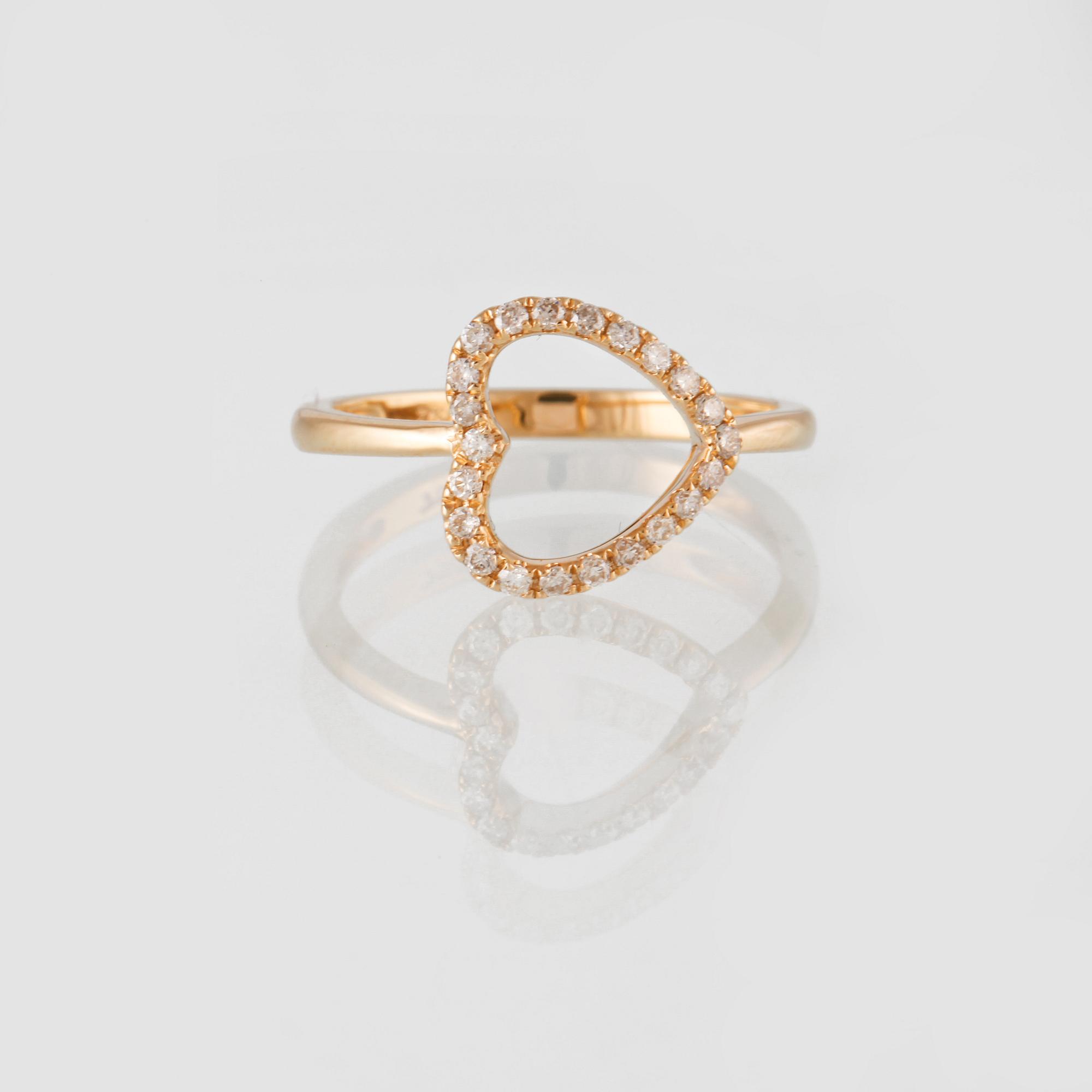 RING, 18K guld med briljantslipade diamanter ca 0.19 ct. Vikt 2,4 gram.