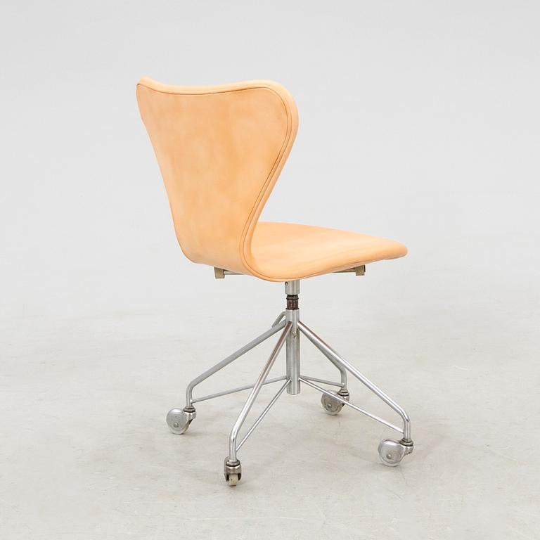 Arne Jacobsen, "Series 7" desk chair for Fritz Hansen, latter part of the 20th century.