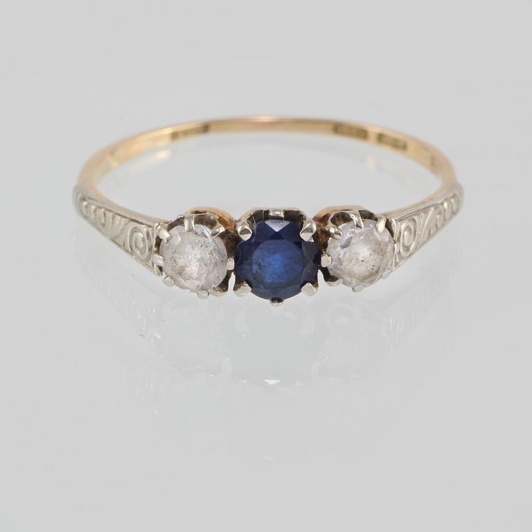 RING, 18K guld med syntetisk blå safir samt fasettslipad bergkristall, importstämplad. Vikt 1,8 gram.
