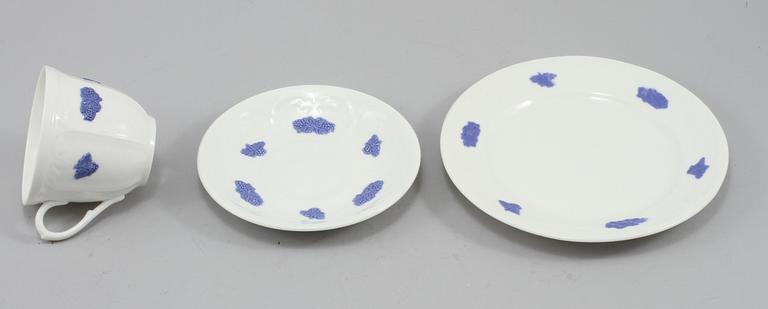 SERVISDELAR, 40 delar, benporslin, "Blå Blom", Gustavsberg, 1900-talets andra hälft.