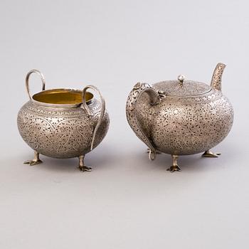 BRICKA med TEKANNA och SOCKERSKÅL, silver, finska kontrollstämplar Harry Bergman, Helsingfors 1964.