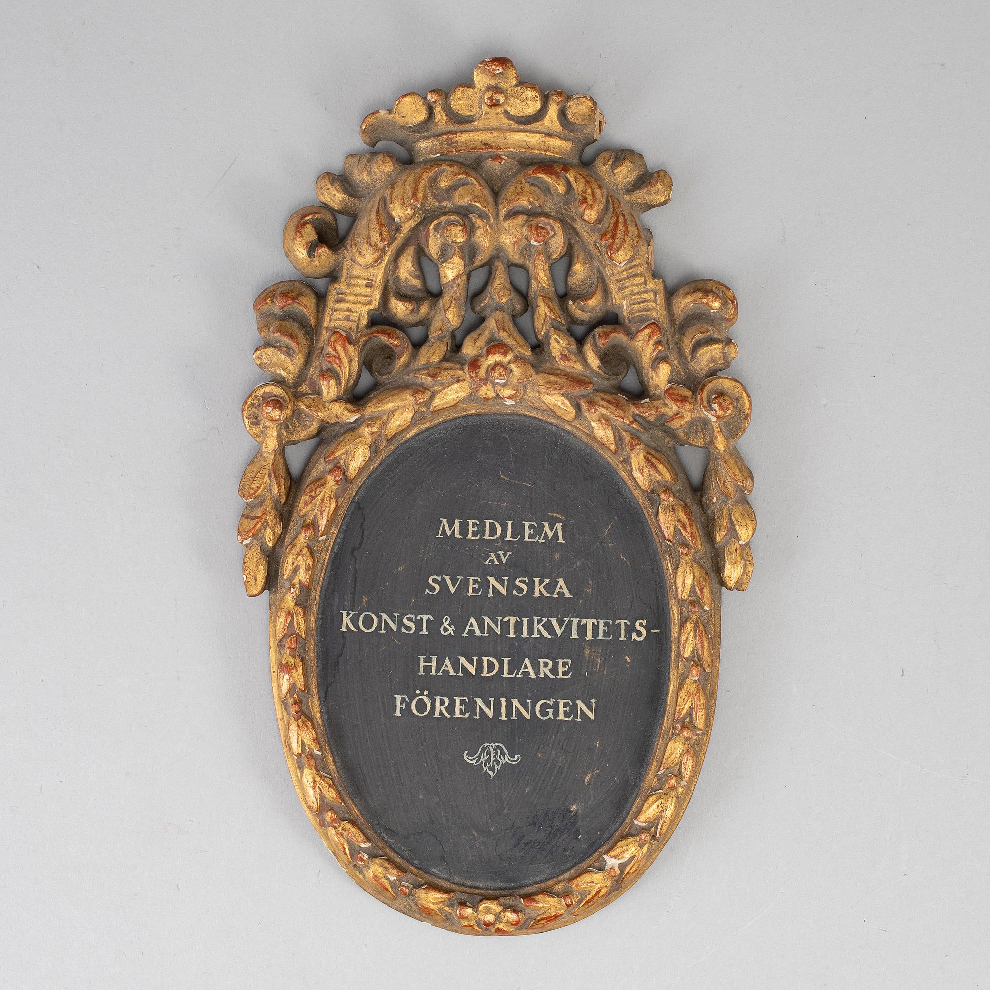 VÄGGPLAKETT, "Medlem av svenska konst och antikvitetshandlare föreningen", 1800-talets andra hälft.