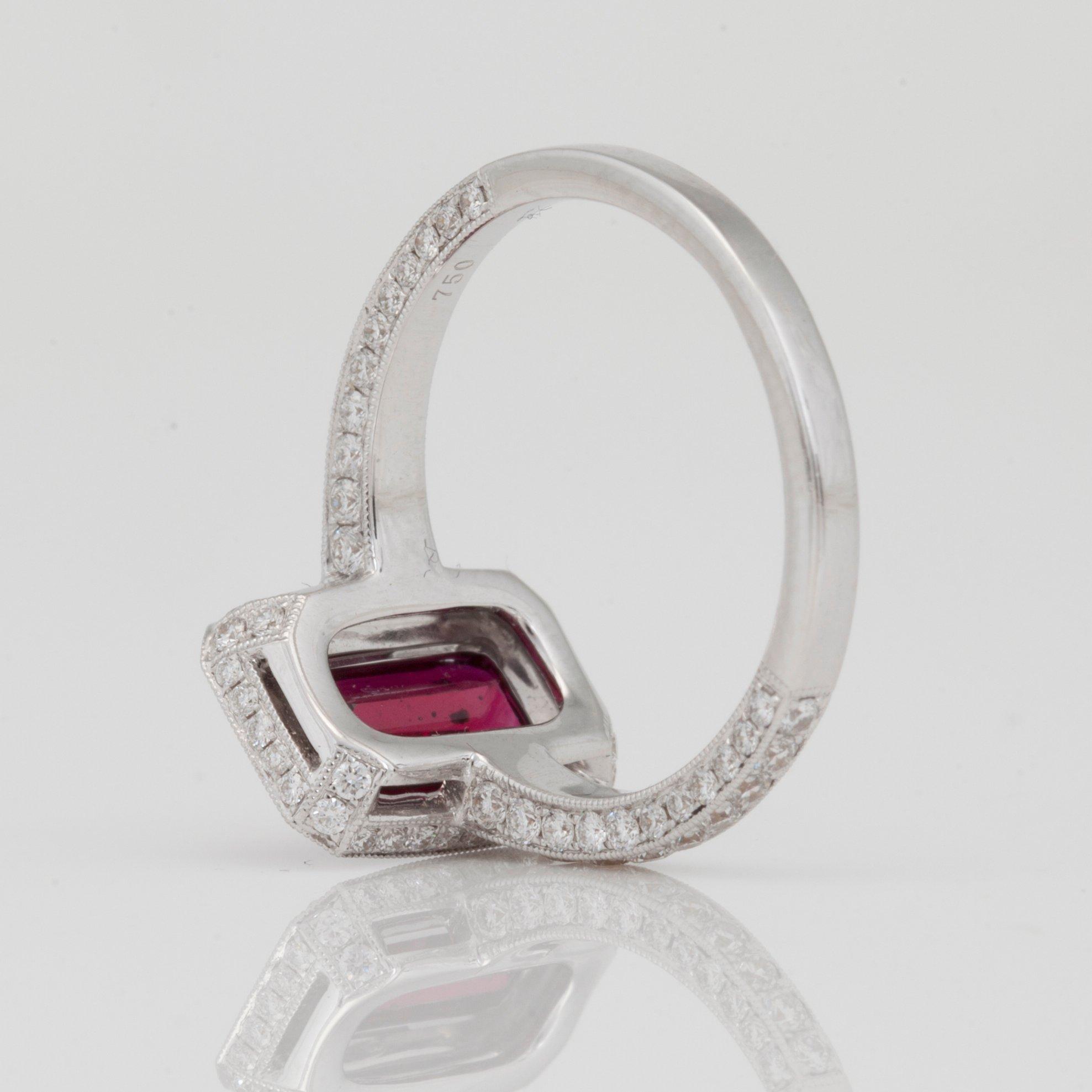 RING med obehandlad 1.59ct duvblodsröd rubin, samt briljantslipade diamanter.