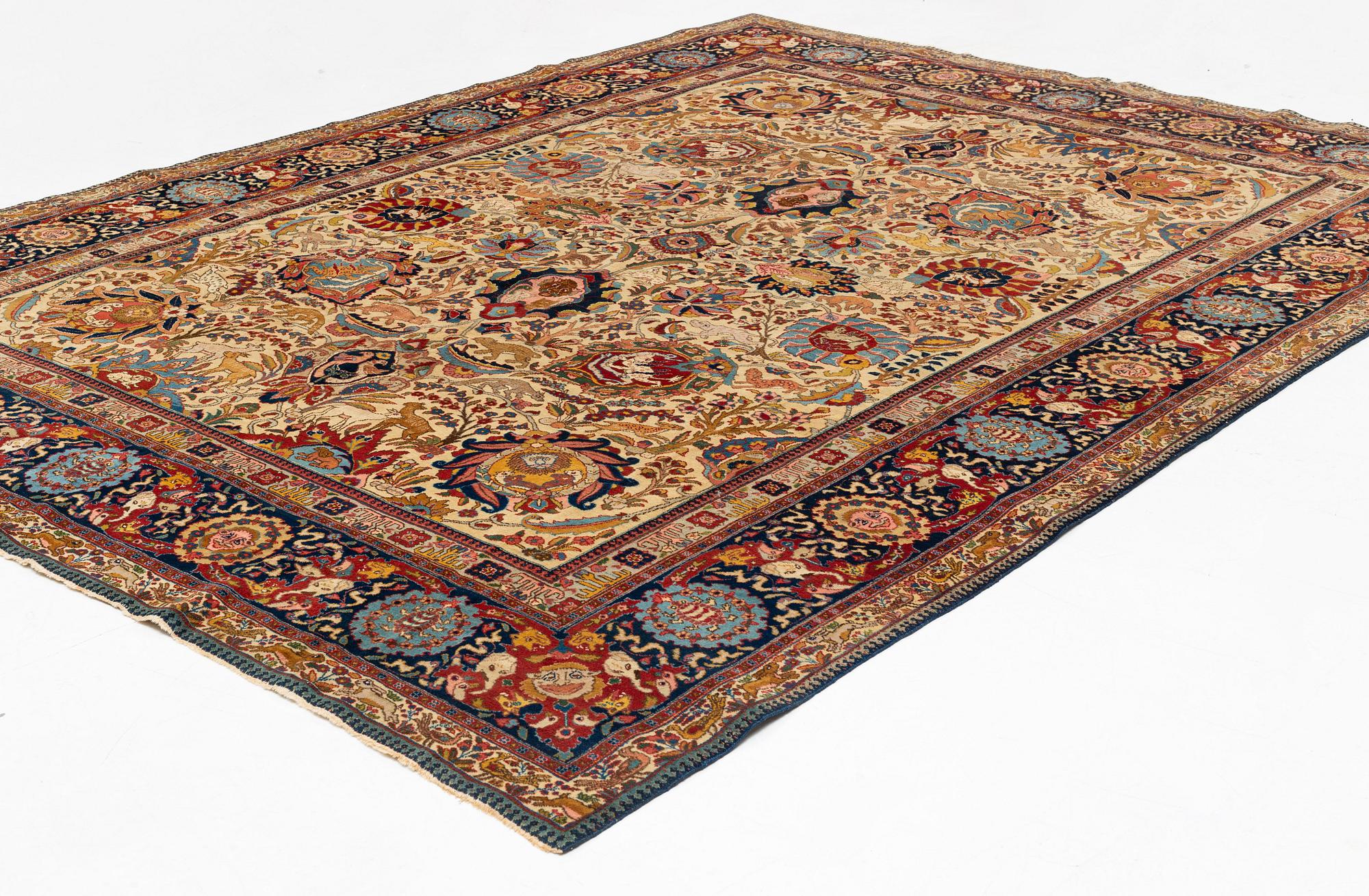 An antique Tabriz carpet, ca 354,5 x 276 cm.