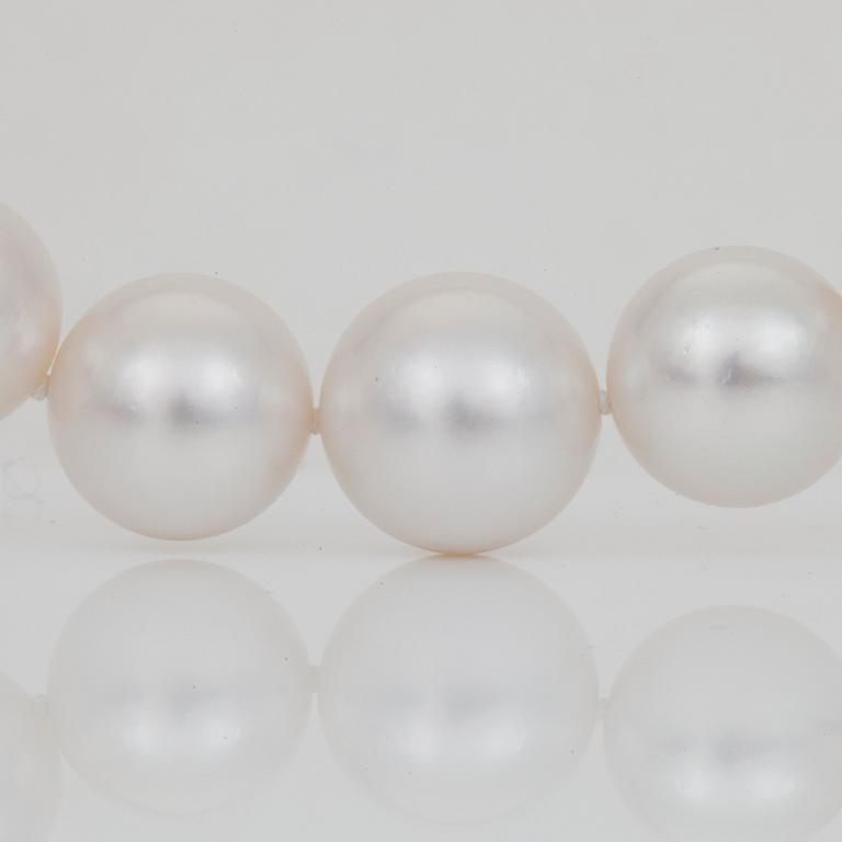 A cultured South Sea pearl necklace consisting of 31 graduated pearls Ø 14-16.2 mm.