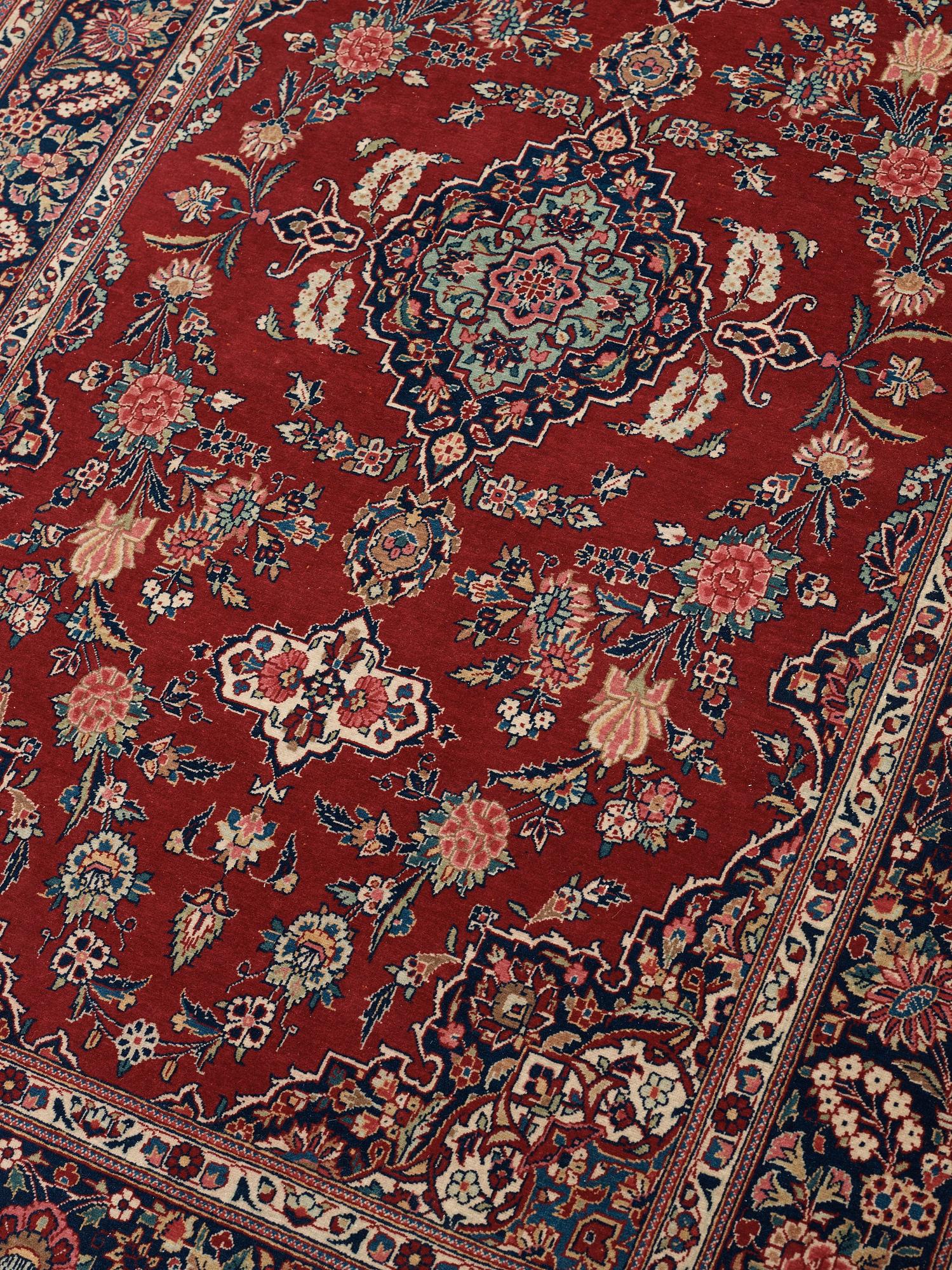 RUG. Semi-antique Kashan. 207 x 134 cm.