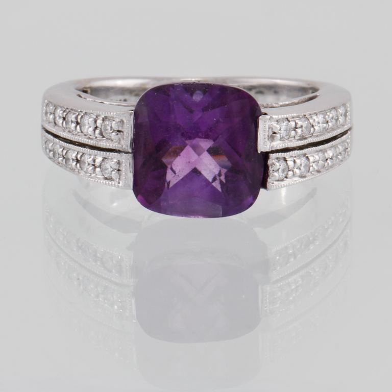 RING, 14k vitguld med checkerslipad ametist och 20 briljantslipade diamanter. Vikt 5 g.