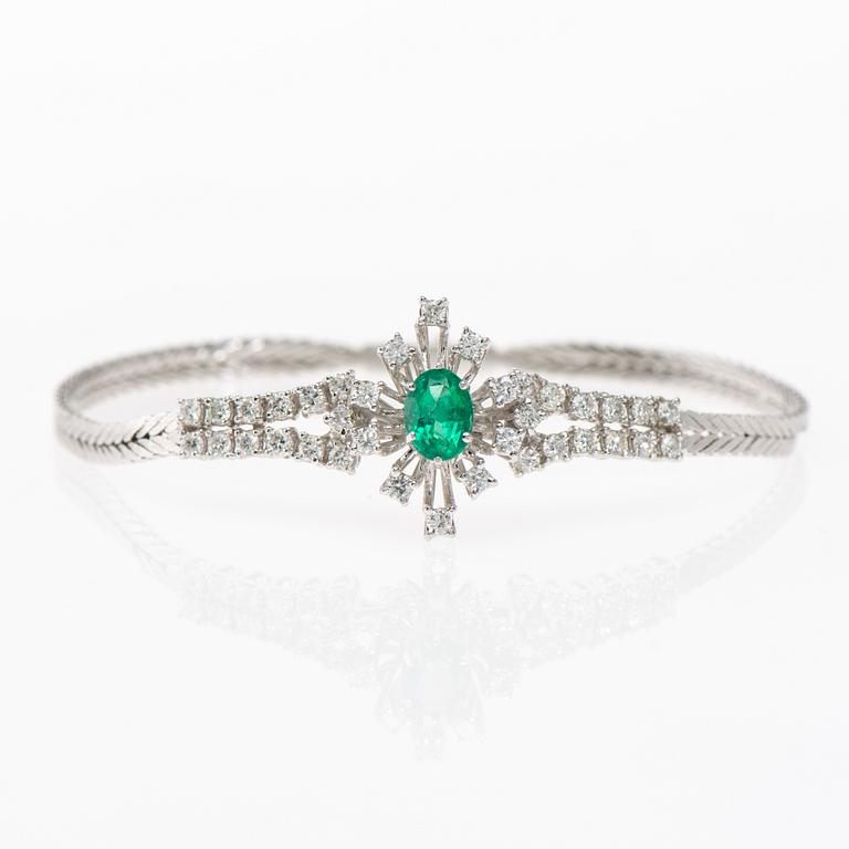 ARMBAND, 18K vitguld, smaragd, briljantslipade diamanter. Vikt ca 14,4 g.