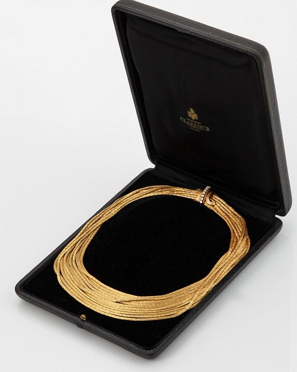 Collier 18K guld med runda briljantslipade diamanter.