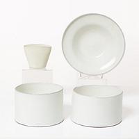 Kennet Williamsson, a set of four ceramic objects, of which three are signed.