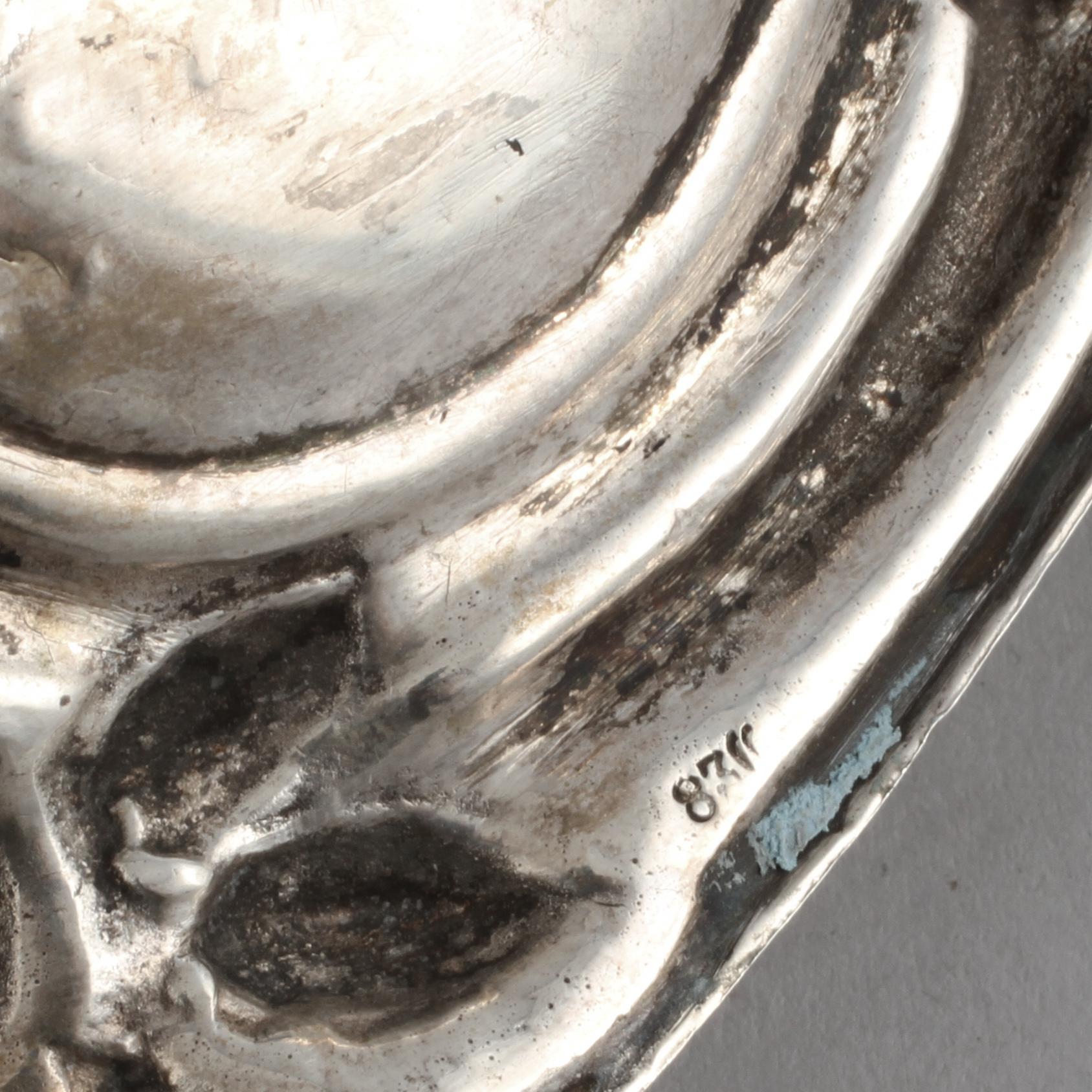 BRICKA, silver, importstämplad, 1900-tal. Vikt 915 g.