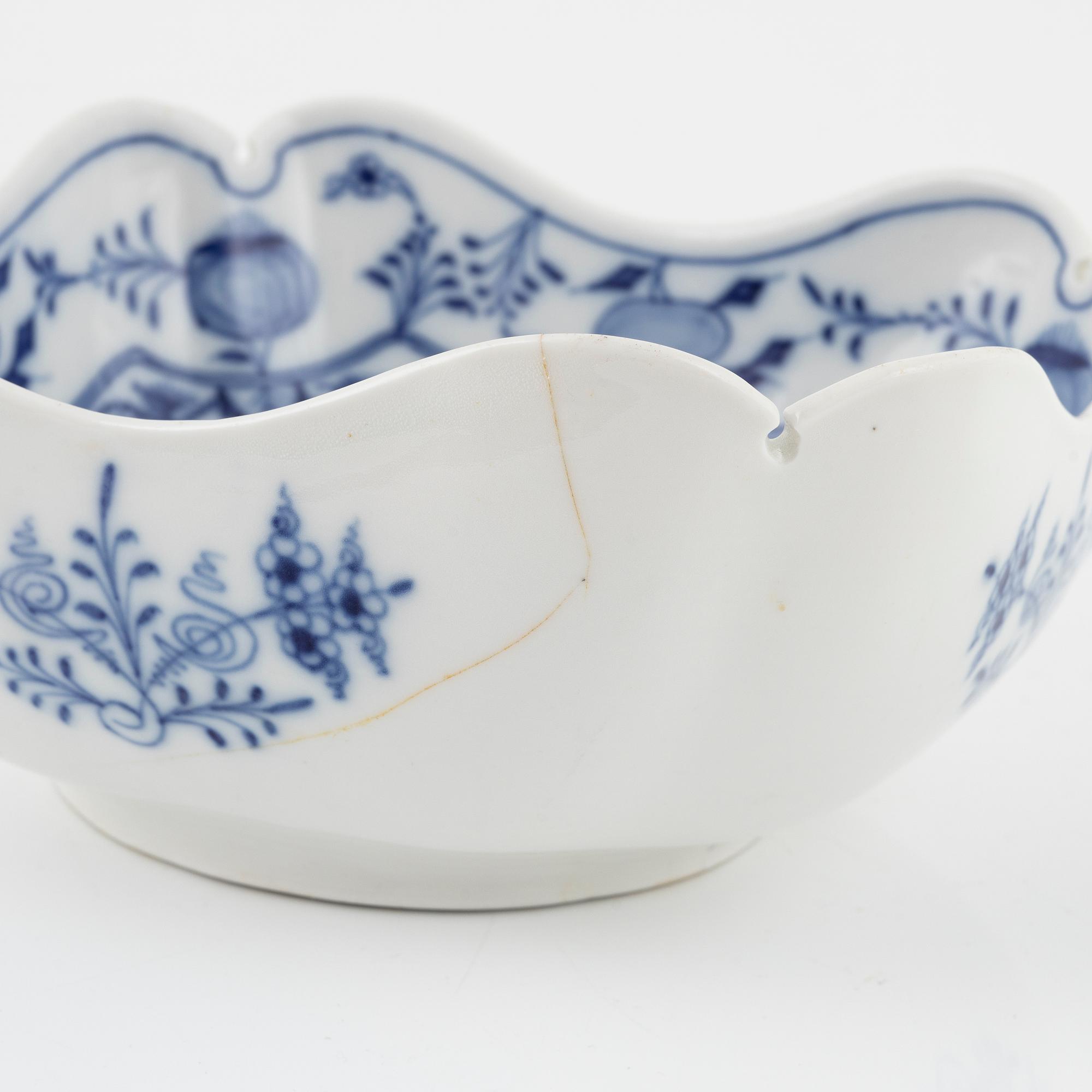 A 33-piece porcelain dinner service, "Ziebelmunter", mostly STadt Meissen, Germany.