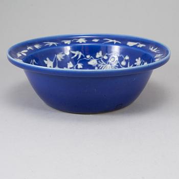 A slip decorated basin, Qing dynasty, 19th Century.